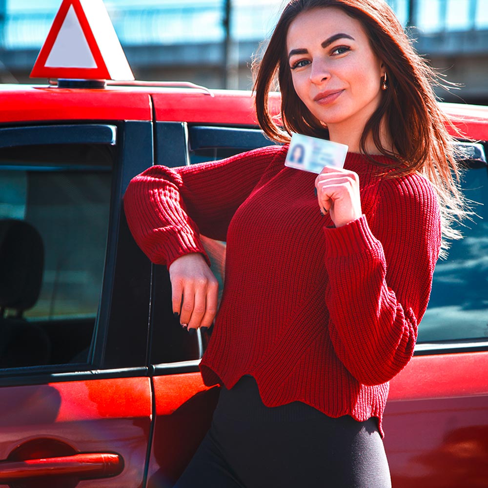Junge Frau mit Führerschein in der Hand